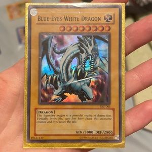 RARE Yu-Gi-Oh Blue-Eyes White Dragon Holo SKE-001
